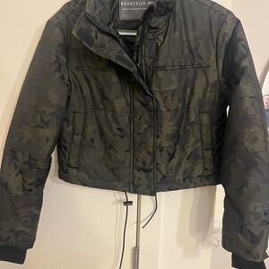 Bagatelle Women's Camouflage/ star cropped puffer Jacket